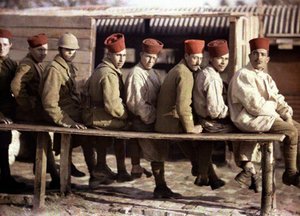 1917年フランスのオワーズ、ノヨンのドイツ軍の後退後のアルジェリア兵のグループ（オートクローム） 作： Fernand Cuville